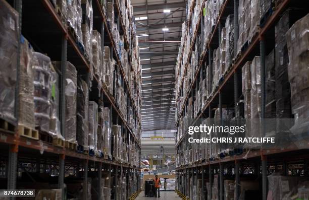Amazon Lot. He's Rack 11,210 Warehouse Rack Stock Photos, High-Res Pictures, and Images ...