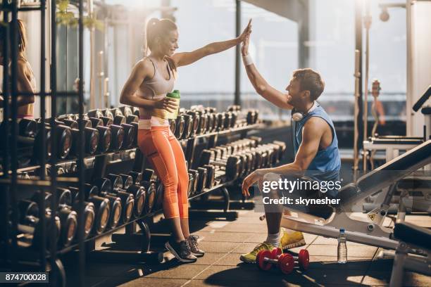 dammi cinque alti, abbiamo fatto un ottimo allenamento! - hi five gym foto e immagini stock