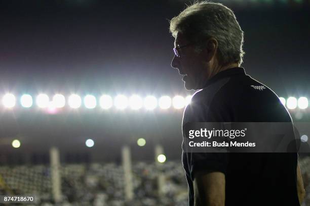 Head coach Oswaldo Oliveira of Atletico MG reacts during a match between Vasco da Gama and Atletico MG as part of Brasileirao Series A 2017 at Sao...