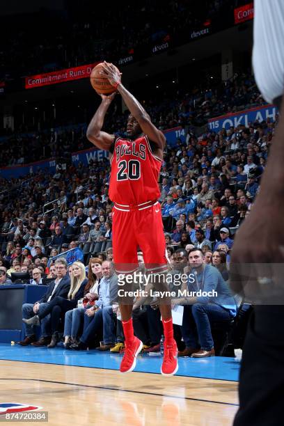 Quincy Pondexter of the Chicago Bulls shoots the ball during the gamea gainst the Oklahoma City Thunder on November 15, 2017 at Chesapeake Energy...