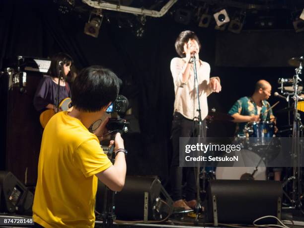 man shooting music video, singer - 楽しみ stock pictures, royalty-free photos & images