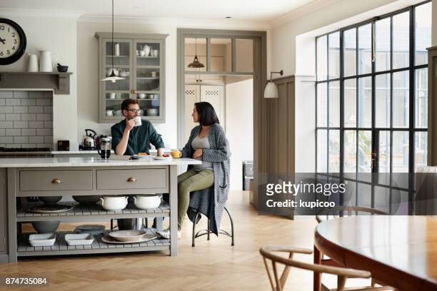 incollaggio intorno al tavolo della colazione - couple in kitchen foto e immagini stock