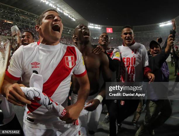 Alberto Rodríguez of Peru celebrates with teammates the qualification after the second leg match between Peru and New Zealand as part of the 2018...