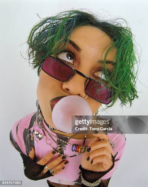 teenage girl (16-18) blowing bubble gum bubble, portrait (wide angle) - cheveux colorés photos et images de collection