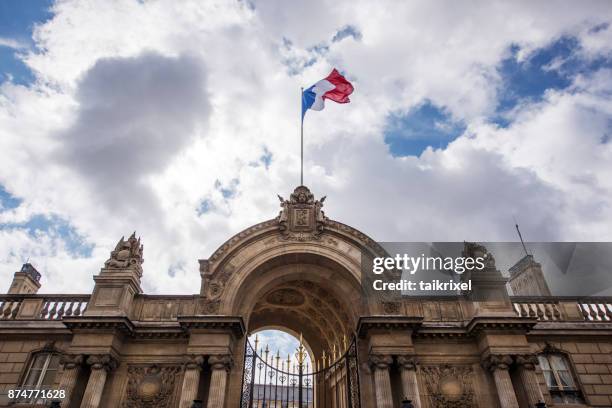 flag of france at entrance gate of elysée palace, paris, france - champs elysees quarter stock pictures, royalty-free photos & images