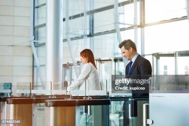 llegar a tiempo, cada vez - security turnstiles fotografías e imágenes de stock