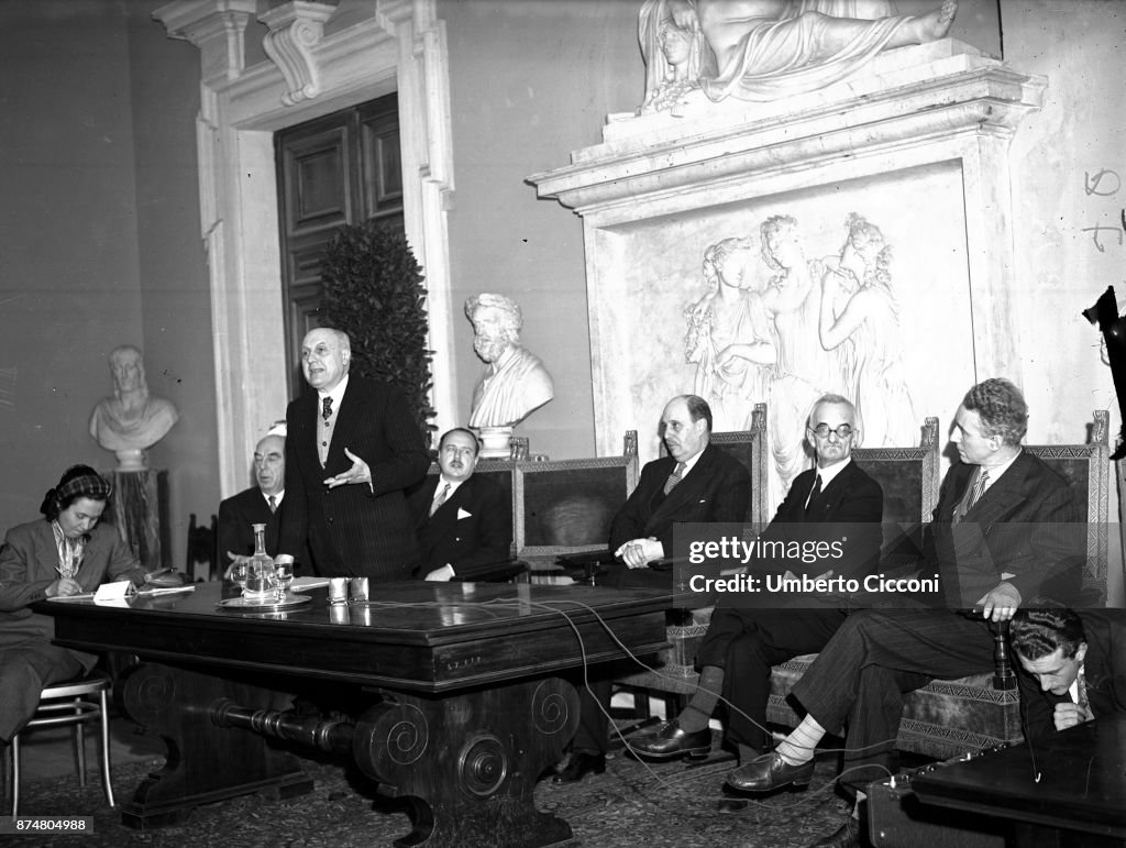 People talking at the International Congress of Catholic Press, 1950