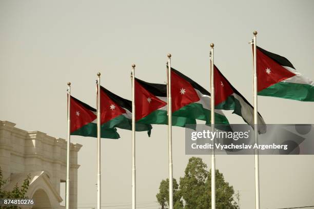 flag of jordan (jordanian flag) - amman - fotografias e filmes do acervo