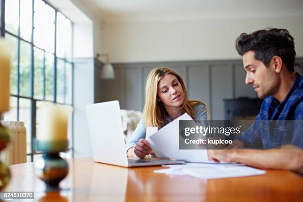 samen krijgen van hun huishoudbudget - home budget stockfoto's en -beelden