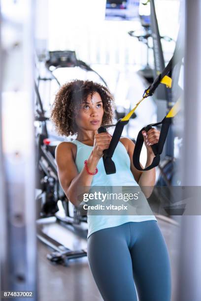 bröst och armar träning - barre class bildbanksfoton och bilder