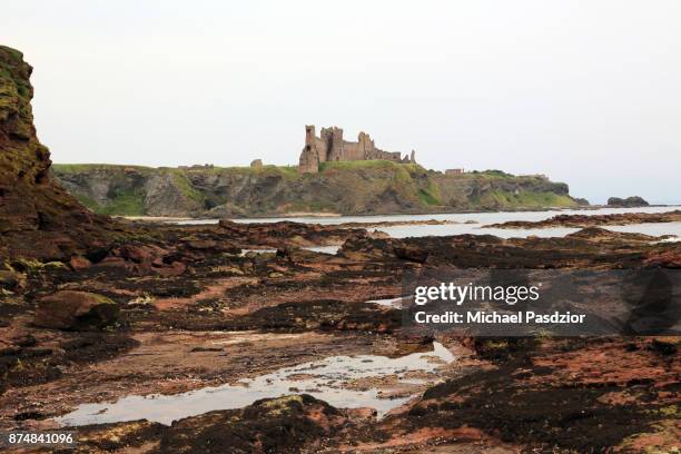 tantallon castle - berwickshire photos et images de collection