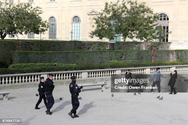 police on patrol near the louvre museum - paris police stock pictures, royalty-free photos & images