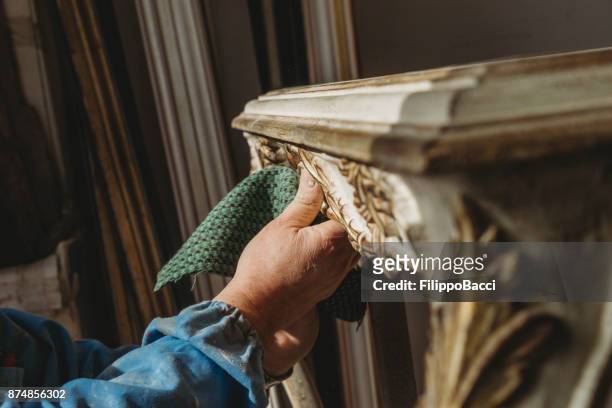charpentier, un tableau restauré de polissage - restoration style photos et images de collection