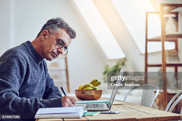 om ervoor te zorgen alles is ingevuld - home office stockfoto's en -beelden