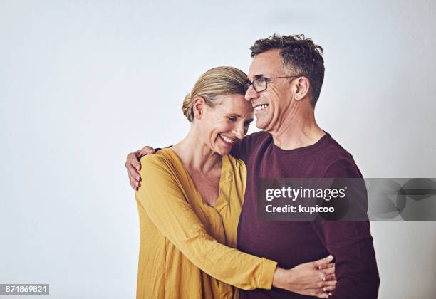 ware liefde is nooit duidelijker geweest - couple studio stockfoto's en -beelden