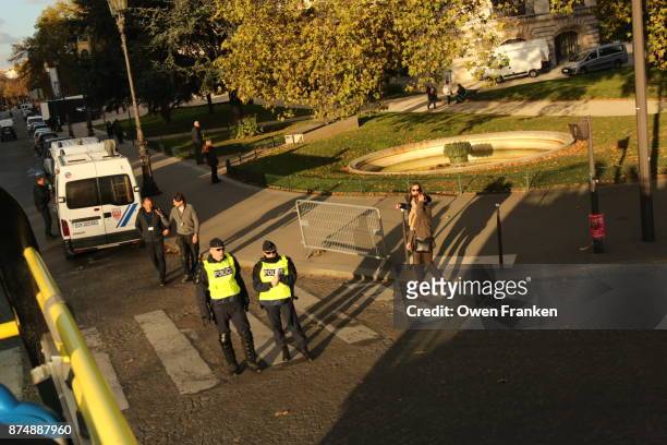 security police on an intersection in paris - paris police stock pictures, royalty-free photos & images