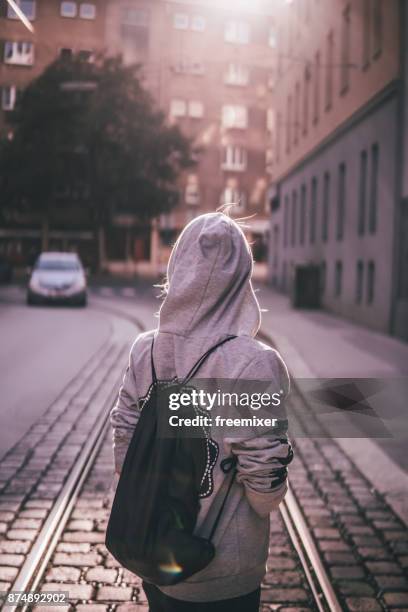 chica cool de la ciudad - capucha fotografías e imágenes de stock