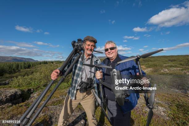 portrait of photographers, thingvellir national park, iceland - pulsante di apertura o di chiusura foto e immagini stock