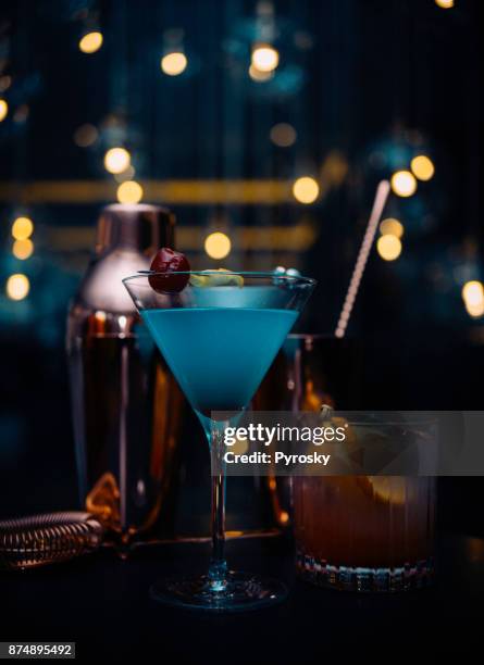 luxus-feier einrichten - cocktail gin stock-fotos und bilder