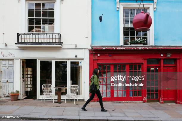jeune femme qui marche dans le centre de londres, notting hill - notting hill photos et images de collection