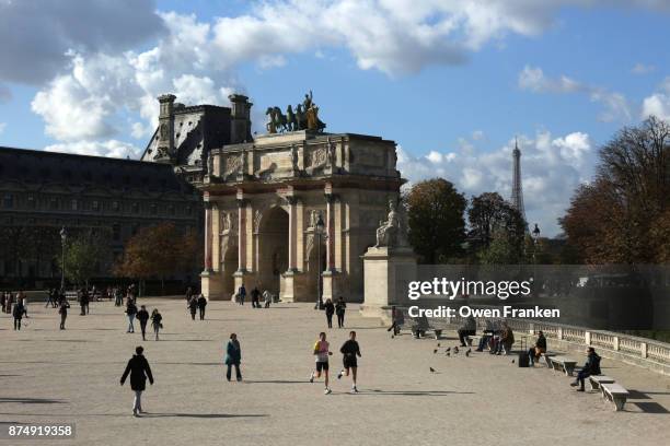 place du carrousel near the louvre, paris - louvre paris stock pictures, royalty-free photos & images