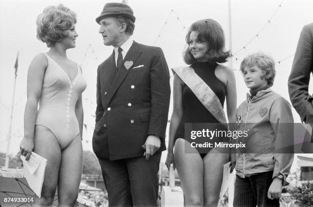 The News of the World Star Gala. Ron Moody and Mark Lester are pictured, 10th May 1969.