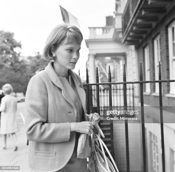 Mia Farrow wife of Frank Sinatra seen here returning to her Grosvenor Square apartment after a shopping trip in town. She was still wearing the...