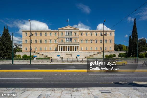 the hellenic parliament building in athens,greece - praça sintagma imagens e fotografias de stock