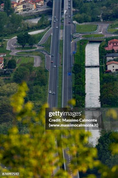 highway photographed from above - vierbaansweg stockfoto's en -beelden