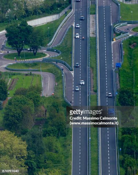 highway photographed from above - vierbaansweg stockfoto's en -beelden