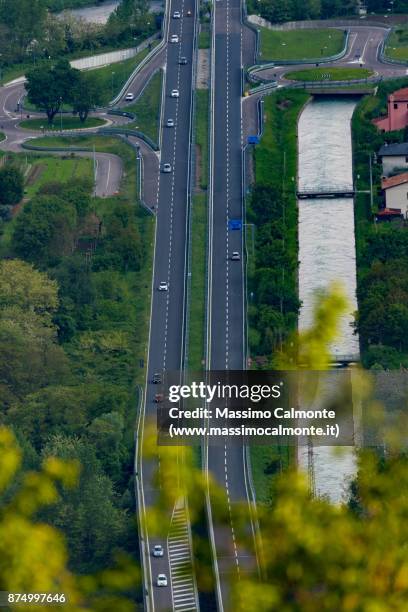 highway photographed from above - vierbaansweg stockfoto's en -beelden