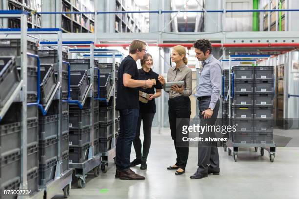 team-meeting im auslieferungslager - industrial warehouse stock-fotos und bilder