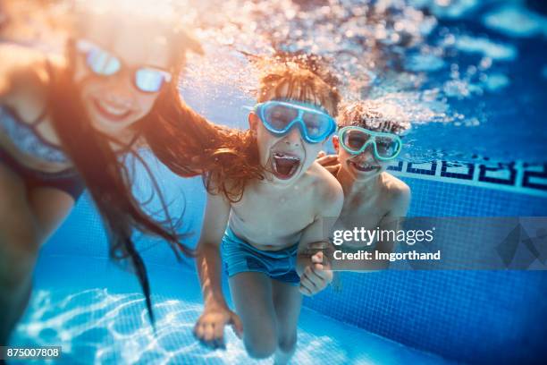 happy kids playing underwater - summer resort imagens e fotografias de stock