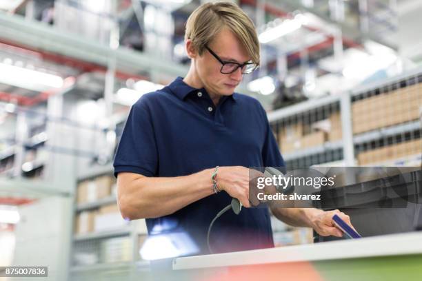 männliche arbeiter scan-paket für die lieferung - strichkodeleser stock-fotos und bilder