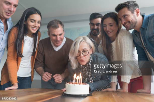 vrouw viert haar verjaardag op kantoor met haar collega 's - jubileum werk stockfoto's en -beelden