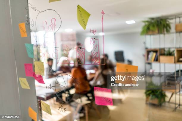 groep mensen in een zakelijke bijeenkomst op een creatieve kantoor - creatief beroep stockfoto's en -beelden