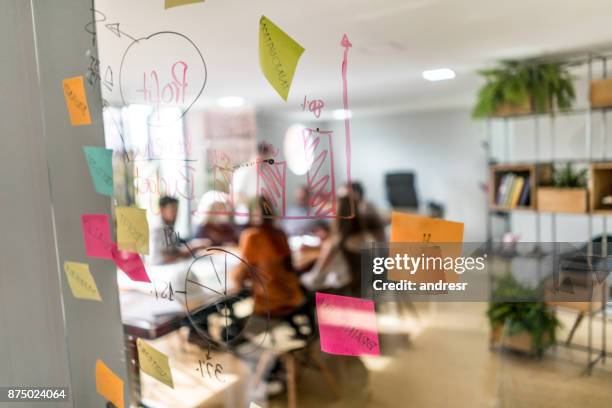 grupo de pessoas numa reunião de negócios em um escritório criativo - design occupation - fotografias e filmes do acervo