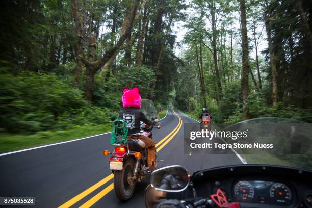 motorcycle club on highway 101 - yellow line stockfoto's en -beelden