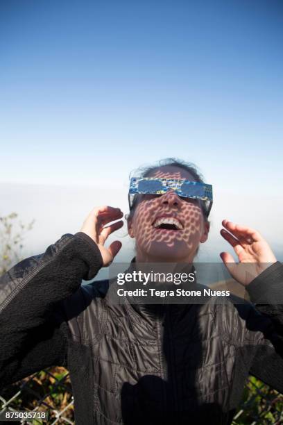 solar eclipse moon shadows on surprised face - eclipse total - fotografias e filmes do acervo