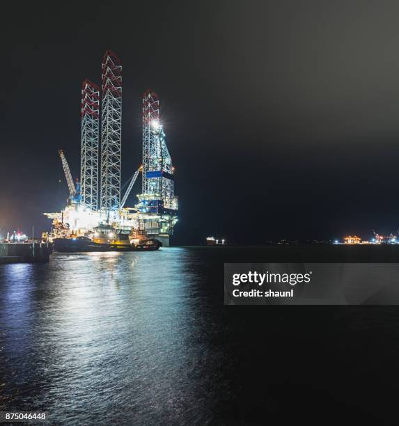 jackup plataforma petrolífera - plataforma para la exploración de petróleo fotografías e imágenes de stock