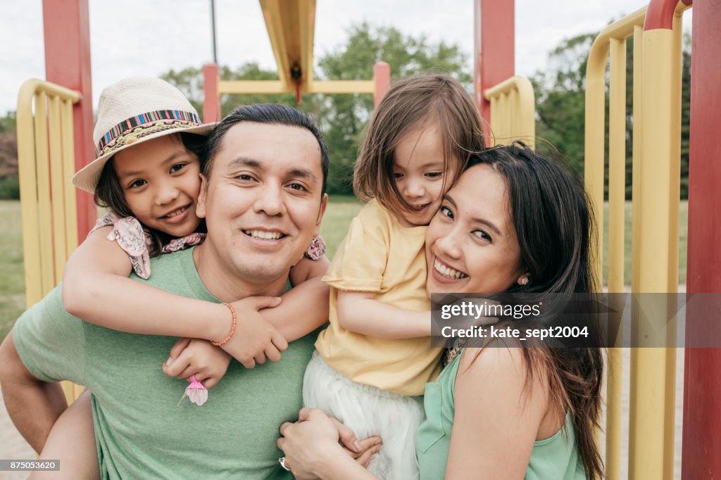 Feliz familia divirtiéndose al aire libre