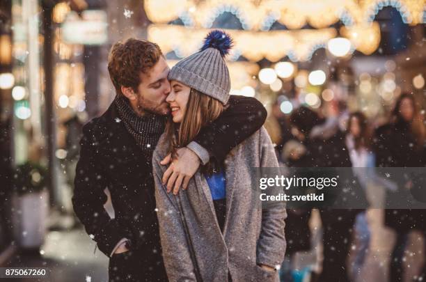 feestdagen zijn beter met hem - christmas city stockfoto's en -beelden