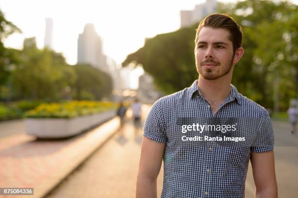 stilig ung avkopplande på lumpini park i staden bangkok thailand - lumpini park bildbanksfoton och bilder