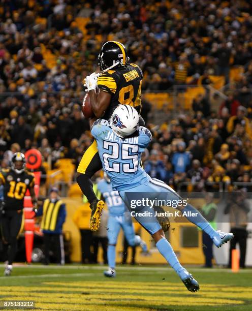 Antonio Brown of the Pittsburgh Steelers makes a catch in front of Adoree' Jackson of the Tennessee Titans for a 5 yard touchdown in the third...