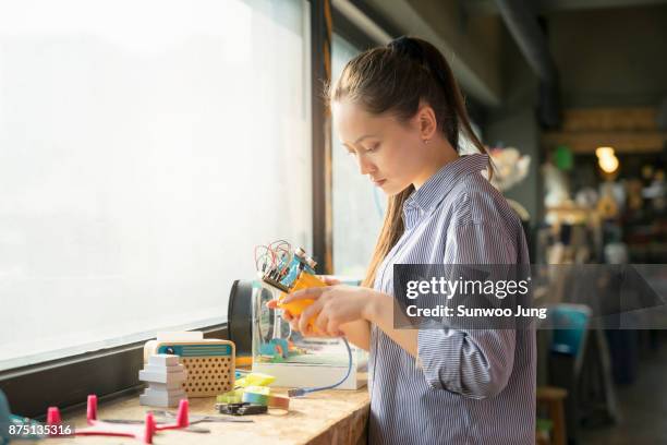 female engineer working on robotics - 3d printer female stock-fotos und bilder