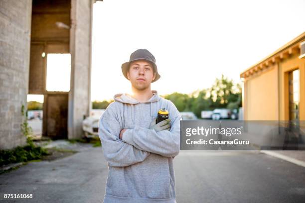 porträt des verstorbenen teen graffitikünstlers - boy in hard hat stock-fotos und bilder