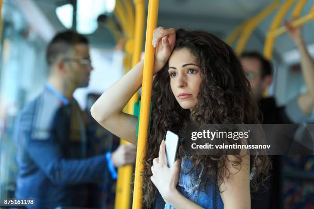 擔心的年輕女子在一輛公共汽車旅行 - 煩擾 個照片及圖片檔