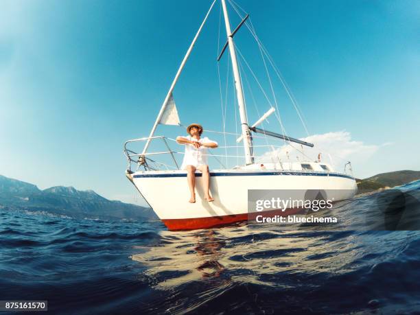 mujer disfrutando de sus vacaciones en velero - barco de vela fotografías e imágenes de stock