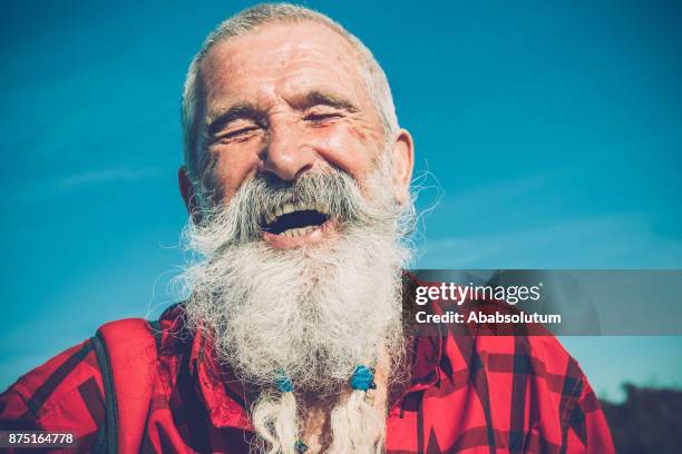 porträt der ältere mann mit weißem bart und schnurrbart wandern im südlichen julischen alpen, europa - facial hair stock-fotos und bilder