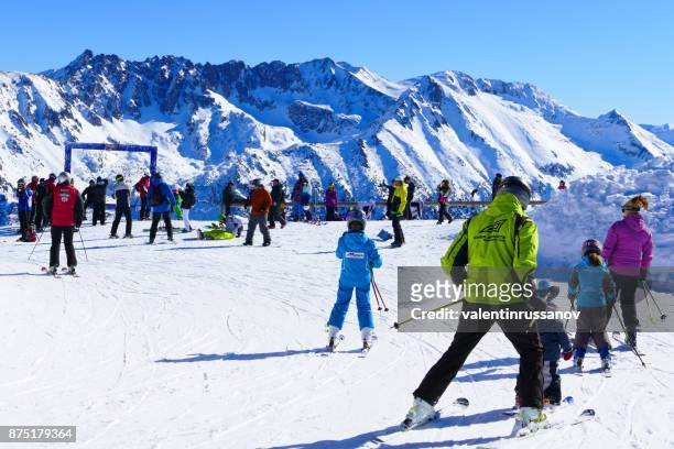 skiing with teacher - pirin mountains stock pictures, royalty-free photos & images